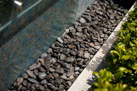 10 creative ways to use pebbles for landscaping