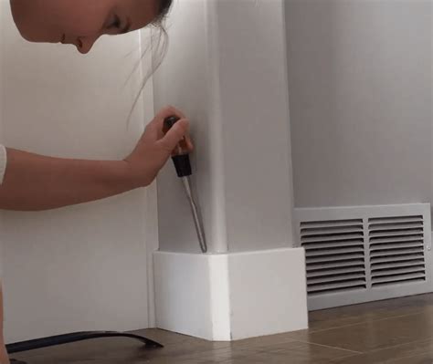 How to Remove Baseboards - Honeybear Lane