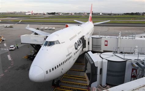 Qantas' last 747 draws kangaroo in the sky as it heads for retirement ...