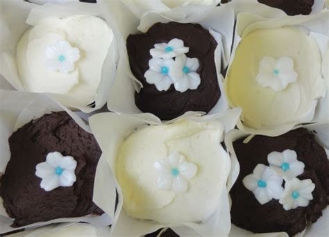 Pressed fondant flower cupcakes - justJENN recipes justJENN recipes