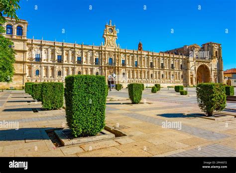 Parador de Leon building in Spanish town Leon Stock Photo - Alamy