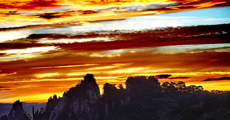 Watch Huangshan Sunrise While Hiking the Yellow Mounatin 2024