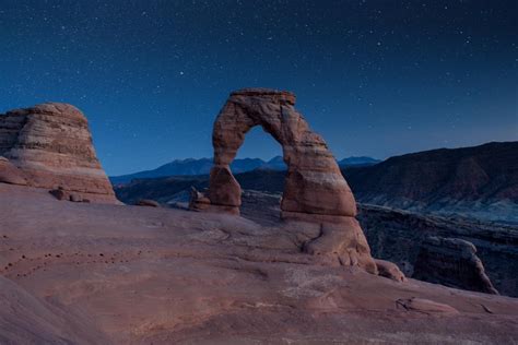 The famous Delicate Arch under the night sky [oc] [4930x3287] : EarthPorn