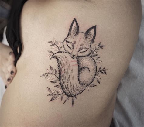 Little fox tattoo on ribs by LazerLiz | Tatuagem de raposa, Tatuagem raposa, Tatuagens aleatórias