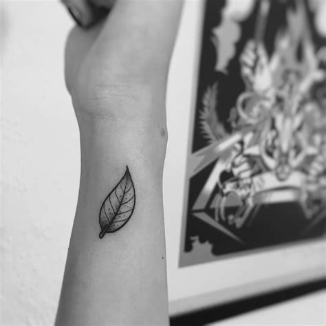 11 perfectly edgy leaf tattoos to celebrate the fact that FALL IS FINALLY HERE | Wrist tattoos ...