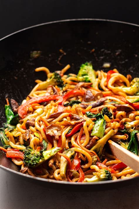 579 cal | vegan yaki udon Vegetarian Vegan Recipes, Vegan Dishes, Vegan Food, Yaki Udon, Lazy ...