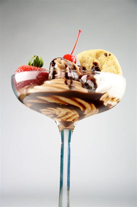 File:Chocolate Ice Cream Sundae (5076304681).jpg - Wikimedia Commons