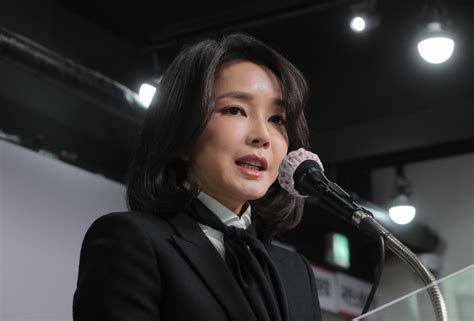 Yoon's wife publicly apologizes over allegations of falsifying resumes