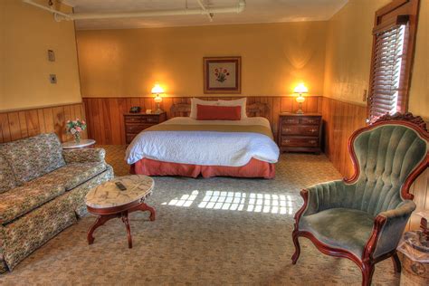 CORNER ROOMS - The Historic Gatlinburg Inn