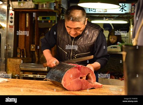 Cutting Tuna fish, fish market, Tokyo, Japan Stock Photo - Alamy