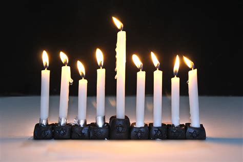 3 Ways to Make a Menorah - wikiHow