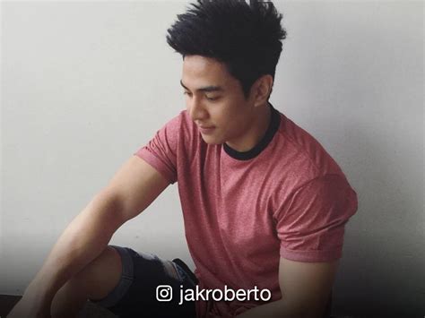 Jak Roberto celebrates 100K followers on Instagram with a sexy selfie