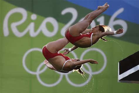 Olympic diving pool mysteriously turns green | king5.com