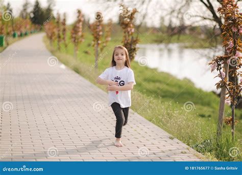 Little Girl Walk in the Park Barefoot Stock Image - Image of laughing, healthy: 181765677