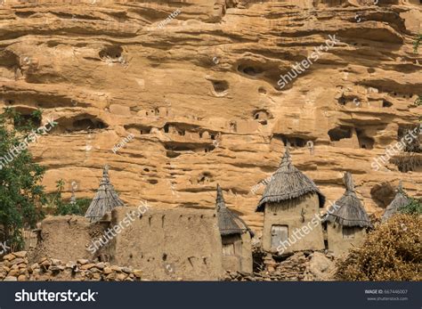 Abandoned Cliff Dwellings On Bandiagara Escarpment Stock Photo ...