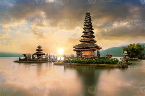 Ulun Danu Beratan Temple at sunrise, on Bali, Indonesia 2050648 Stock ...