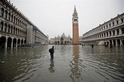 In Pictures: Venice flooded by record-high tide | Climate Crisis | Al Jazeera