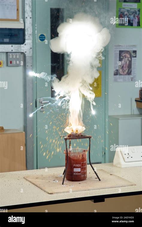 Thermite reaction demonstration. Apparatus used to demonstrate the ...