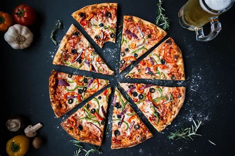 sliced, homemade, pizza, food, garlic, beer, tomatoe, onion, black, table | Pxfuel