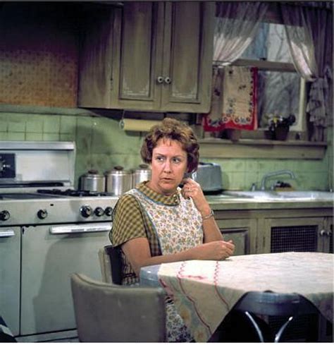 Jean Stapleton Dies — Celebs React To Edith Bunker’s Death On Twitter – Hollywood Life