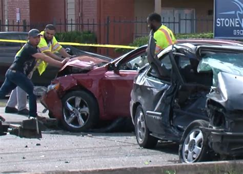 1 dead after two-car crash in SW Houston