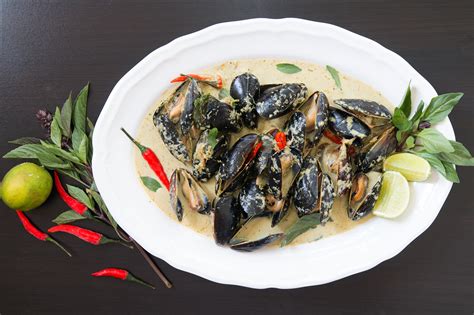 THAI GREEN CURRY Mussels - Kravings Food Adventures