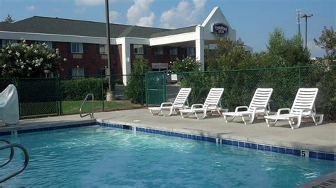 Days Inn & Suites by Wyndham Siler City Pool Pictures & Reviews ...