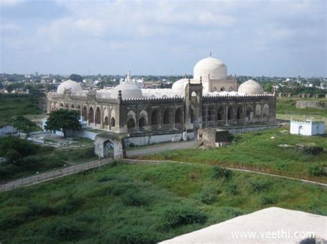 Gulbarga Fort Mosque | Veethi