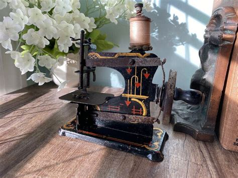 Vintage Toy Sewing Machine Collectible DisplayToy, – Duckwells