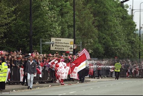 Manchester United fans line the streets of Manchester during their... News Photo - Getty Images