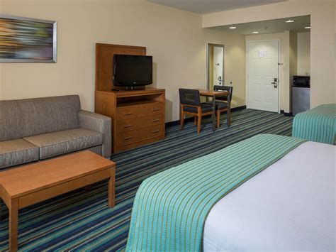 Holiday Inn Express Clermont Guest Room & Suite Options