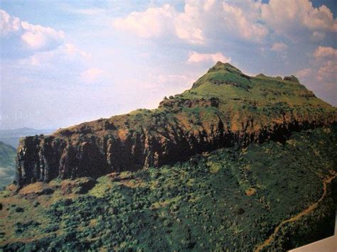 Famous Trekking Spots In Maharashtra: PURANDAR FORT