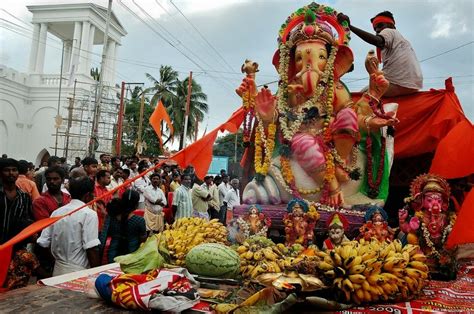 Ganpati Visarjan - Ganapathi Bappa Morya, Purchya Varshi Laukariya ...