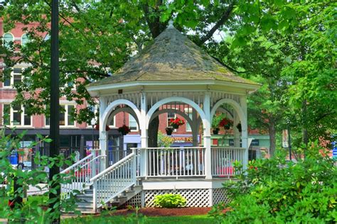 Charming New England downtowns that would look great in a Hallmark ...