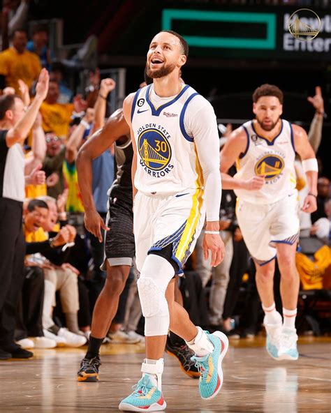 the golden state warriors'stephen curry celebrates his team's win over ...