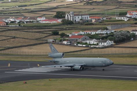 Avião militar americano na Base de Lajes, Açores : r/portugal