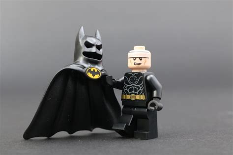 LEGO Batman 76139 1989 Batmobile minifigure spotlight