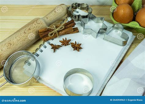 Achtergrondpapier Voor Het Koken. Op De Tafel Met Meel Zijn Er Bakgereedschap En Keukengerei ...