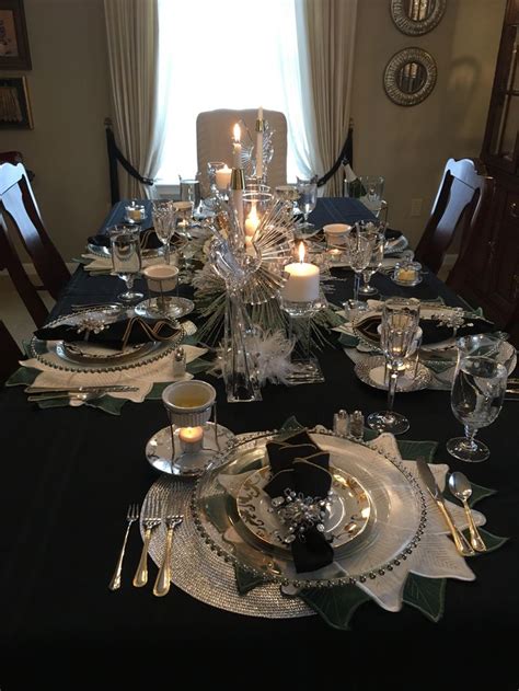 Elegant black and silver table Holiday dinner table | Pequeños centros ...