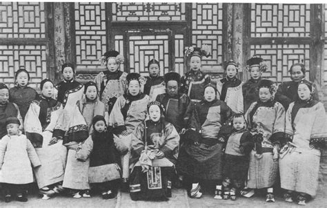 Manchu family photo in late Qing, China. Qing Dynasty, Vintage China ...