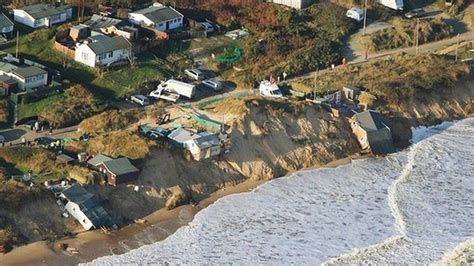 Hemsby cliff-top homeowners 'need government help' - BBC News