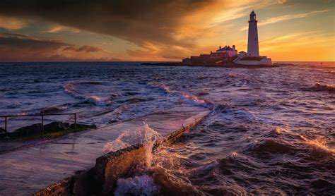 Scenic View of St. Mary's Lighthouse during Golden Hour · Free Stock Photo