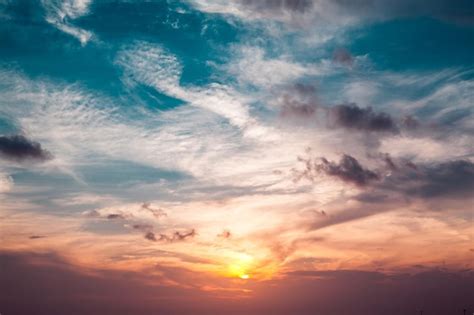 Bela vista do céu ao pôr do sol na praia | Foto Grátis