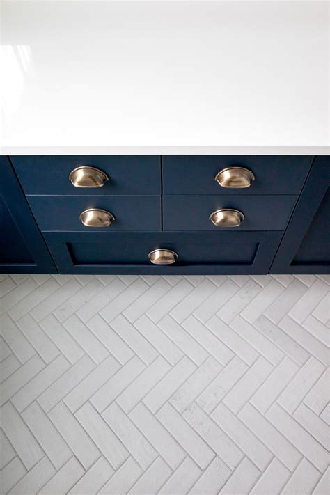 10+ Herringbone Tile Bathroom Floor – DECOOMO