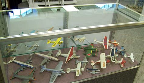 Poppular Photography: Model Airplanes on Display