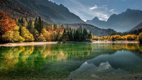 Ruhige Körper des Wassers umgeben mit Bäumen und Bergen während des Tages 4k Natur HD Desktop ...