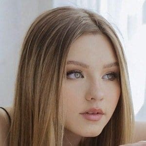 Isabella Tena - Age, Family, Bio | Famous Birthdays