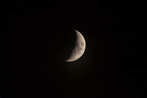 the crescent moon on the night sky, crescent moon 4k HD Wallpaper