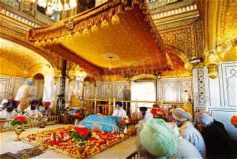 Inside view of Shri Darbar Sahib - Desi Comments