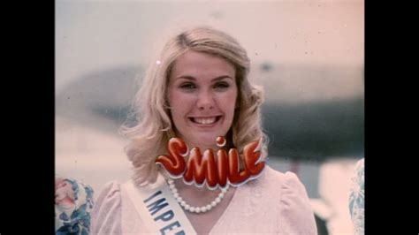 Smile (1975) Official Trailer - YouTube